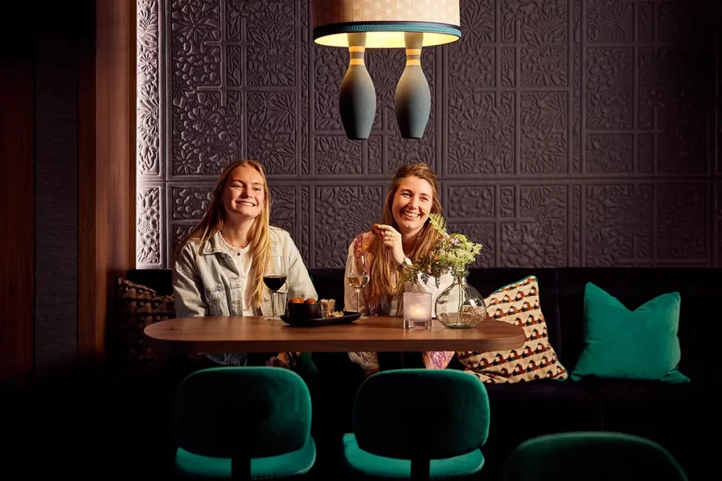 2 meiden die samen borrelen in de bowlingbaan