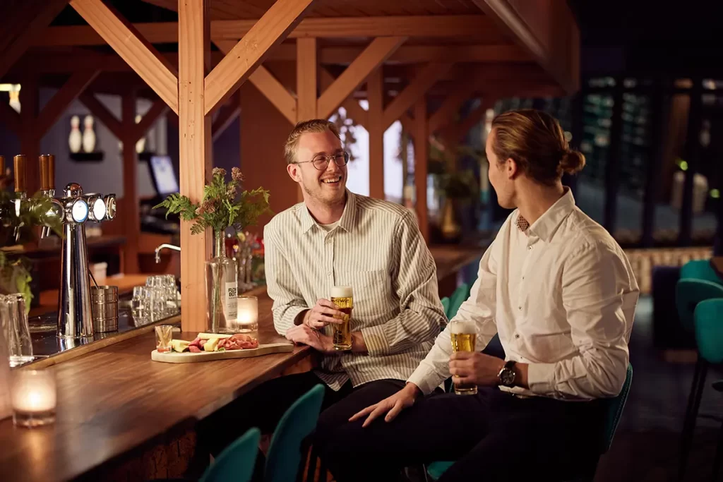 samen borrelen aan de bar 2 jongens