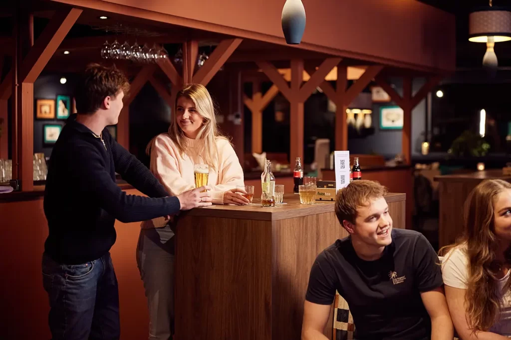 biertje drinken bij de bar in de bowlingbaan