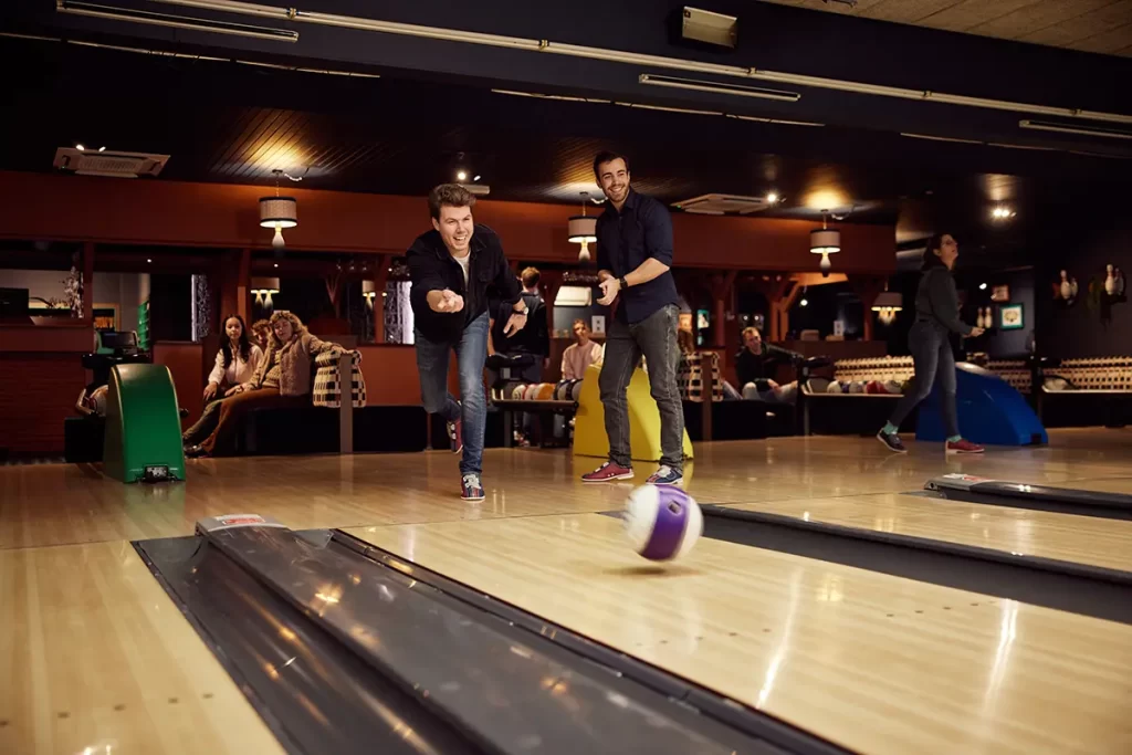 2 jongens die aan het bowlen zijn