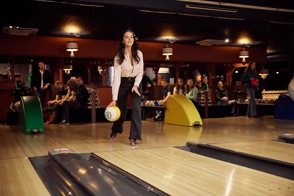 bowlingbal gooien meisje