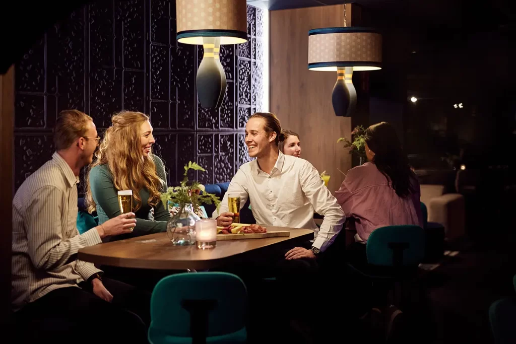 vrienden die borrelen in bowling Drachten