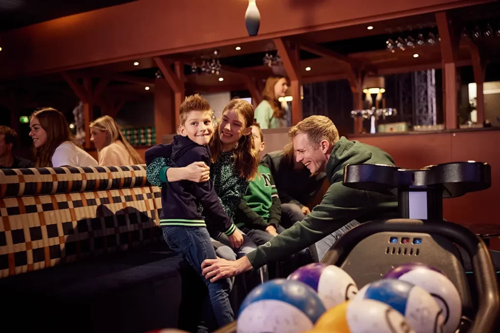 gezin gooit strike bij bowlingbaan