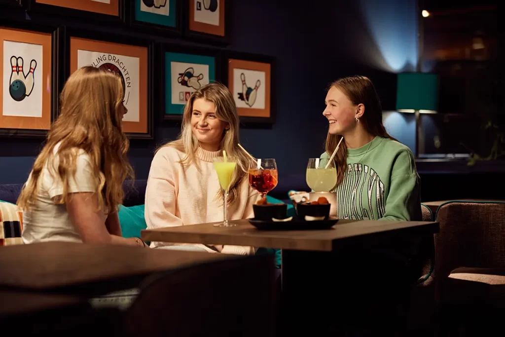 cocktails drinken, meiden