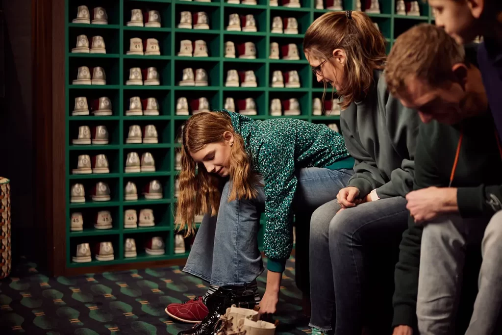 meisje dat bowlingschoenen aantrekt