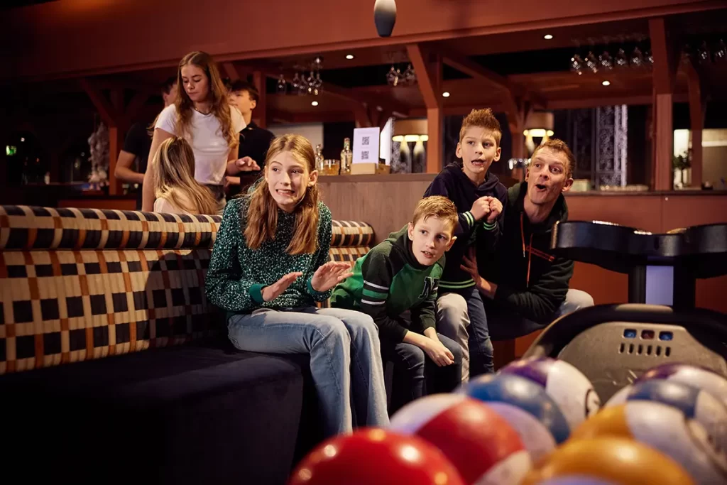 gezin dat spannend potje bowlen speelt
