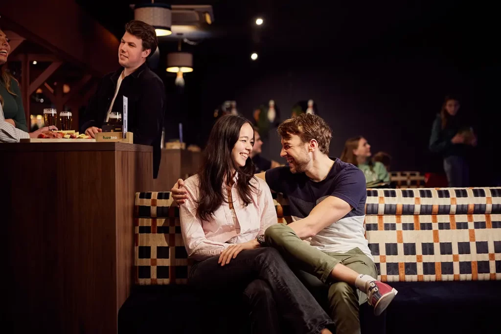 Date night, stel bij de bowlingbaan