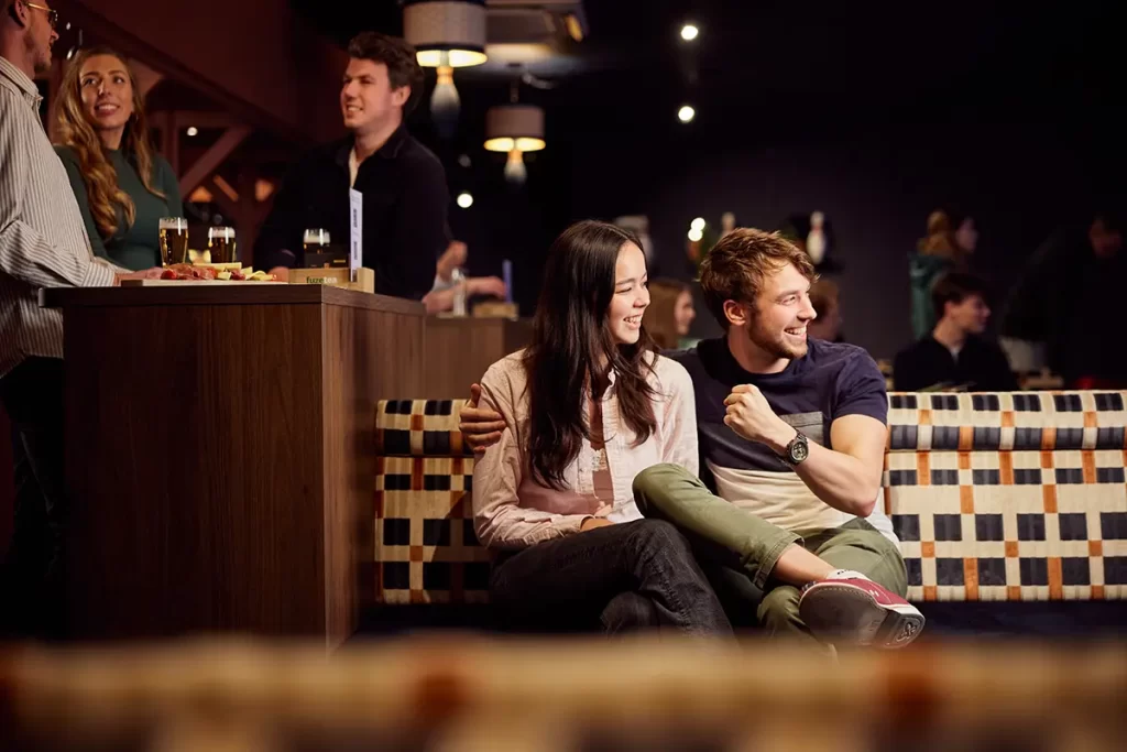 date night, stel bij de bowlingbaan