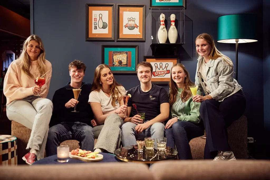 Vrienden groep op de bank, gezellig borrelen bij Bowling Baan Drachten.